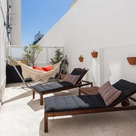 Homeysuite In Beach Apartment